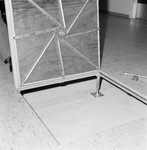 154329 Detail van de trillingsvrije vloer in de ruimte van de Siemens 4004/45 computer in het Hoofdgebouw I (HGB I, ...